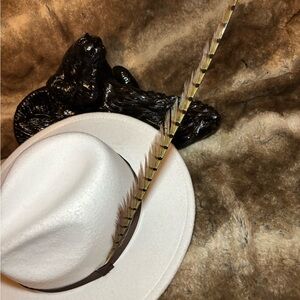 Elegant White Feathered Women's Hat